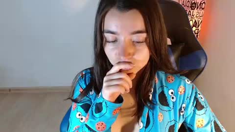 Snapshot of anarosse__ chatting on 06-15-26, 02:03 ana 3 online show from 06-15-26, 02:03