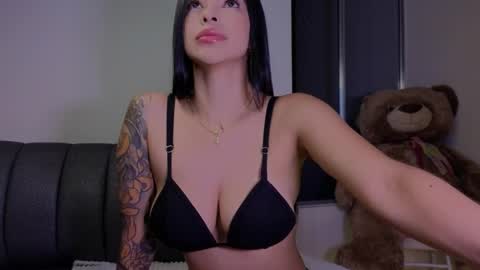 Snapshot of andrea_torres_ chatting on 05-04-26, 03:35 online show from 05-04-26, 03:35