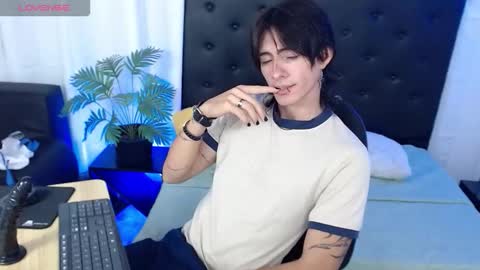 Snapshot of andreey50 chatting on 11-19-25, 01:44 Andrey online show from 11-19-25, 01:44