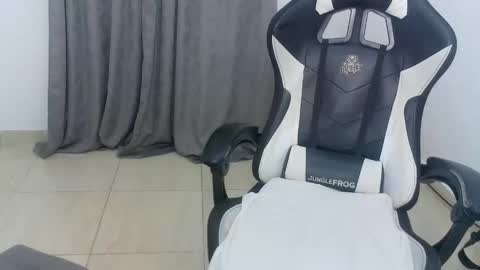 andres180950734 online show from 12-04-25, 10:46