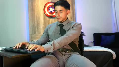 Snapshot of andrew_elliot chatting on 03-08-25, 03:17 Andrew online show from 03-08-25, 03:17