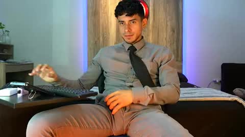 Snapshot of andrew_elliot chatting on 10-08-25, 03:48 Andrew online show from 10-08-25, 03:48