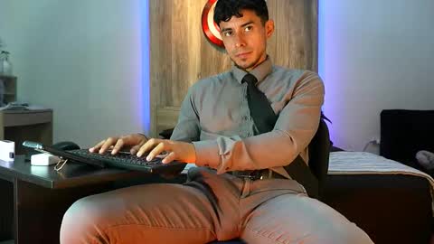 Snapshot of andrew_elliot chatting on 10-10-25, 02:43 Andrew online show from 10-10-25, 02:43