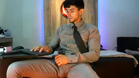 Snapshot of andrew_elliot chatting on 10-23-25, 03:17 Andrew online show from 10-23-25, 03:17