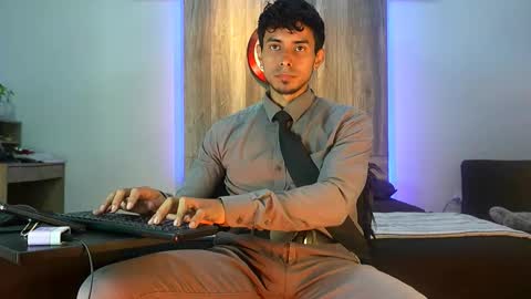 Snapshot of andrew_elliot chatting on 10-28-25, 01:53 Andrew online show from 10-28-25, 01:53