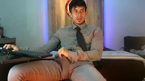 Snapshot of andrew_elliot chatting on 10-30-25, 01:07 Andrew online show from 10-30-25, 01:07