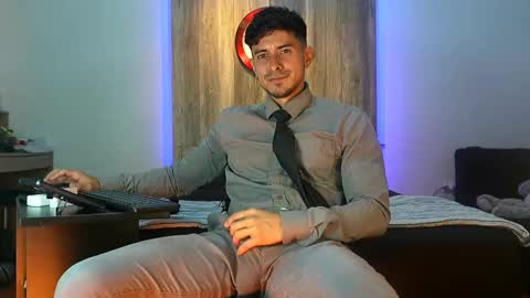 Snapshot of andrew_elliot chatting on 10-31-25, 03:07 Andrew online show from 10-31-25, 03:07