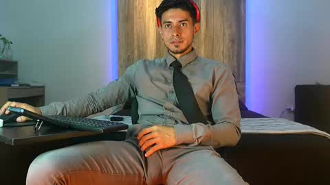 Snapshot of andrew_elliot chatting on 11-05-25, 03:39 Andrew online show from 11-05-25, 03:39