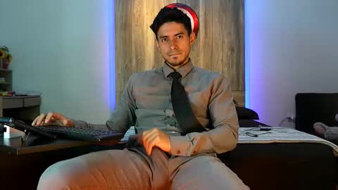 Snapshot of andrew_elliot chatting on 11-11-25, 02:44 Andrew online show from 11-11-25, 02:44