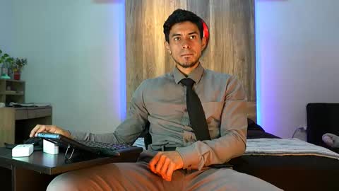 Snapshot of andrew_elliot chatting on 11-18-25, 04:28 Andrew online show from 11-18-25, 04:28