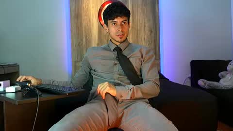 Snapshot of andrew_elliot chatting on 11-25-25, 02:44 Andrew online show from 11-25-25, 02:44