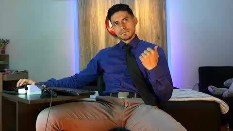 Snapshot of andrew_elliot chatting on 12-04-25, 02:43 Andrew online show from 12-04-25, 02:43