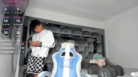 Snapshot of andrew_twink18 chatting on 02-26-25, 05:31 Andrew M. online show from 02-26-25, 05:31