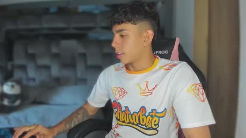 Snapshot of andrew_twink18 chatting on 09-08-25, 10:53 Andrew M. online show from 09-08-25, 10:53