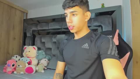 Snapshot of andrew_twink18 chatting on 10-07-25, 01:03 Andrew M. online show from 10-07-25, 01:03