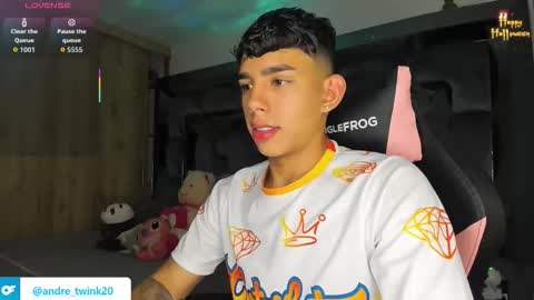 Snapshot of andrew_twink18 chatting on 10-17-25, 02:48 Andrew M. online show from 10-17-25, 02:48