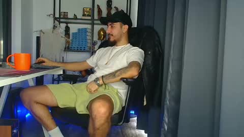 Snapshot of andrewbanner chatting on 02-14-25, 06:45 MasterRomania online show from 02-14-25, 06:45