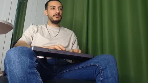 Snapshot of andrewbanner chatting on 11-27-25, 07:10 MasterRomania online show from 11-27-25, 07:10