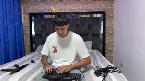 Snapshot of andrezukii chatting on 11-18-25, 03:12 Andresuki online show from 11-18-25, 03:12