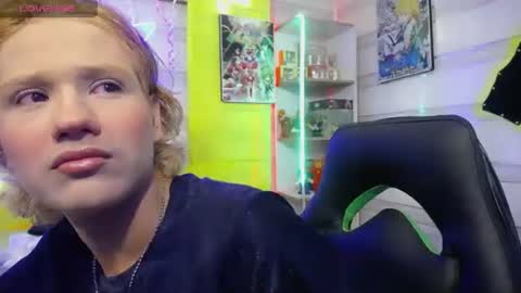 Snapshot of andy_staar18 chatting on 11-28-25, 08:11 andy online show from 11-28-25, 08:11