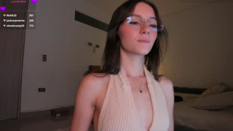 Snapshot of anelisse_ chatting on 12-19-24, 12:13 online show from 12-19-24, 12:13