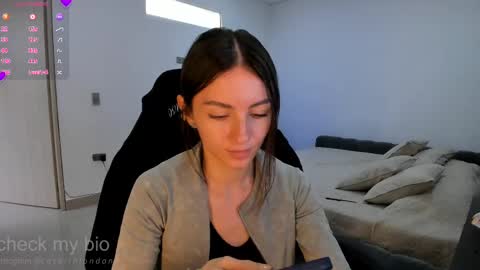 Snapshot of anelisse_ chatting on 02-11-25, 02:02 online show from 02-11-25, 02:02