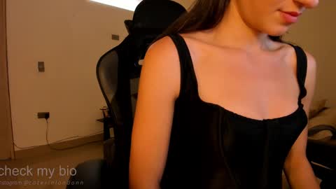 Snapshot of anelisse_ chatting on 02-17-25, 08:26 online show from 02-17-25, 08:26