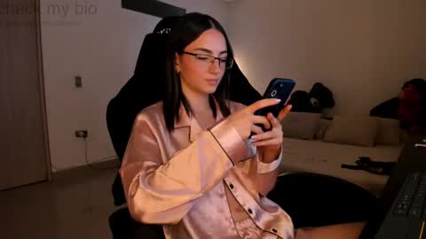 Snapshot of anelisse_ chatting on 02-21-25, 03:45 online show from 02-21-25, 03:45