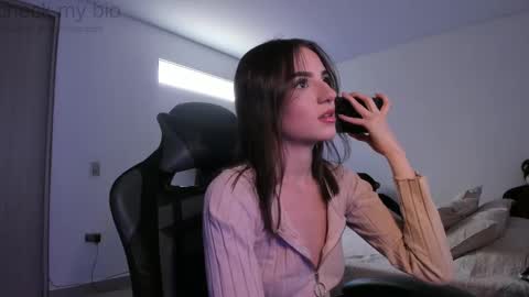 Snapshot of anelisse_ chatting on 02-27-25, 05:15 online show from 02-27-25, 05:15