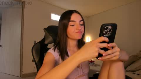 Snapshot of anelisse_ chatting on 02-28-25, 06:41 online show from 02-28-25, 06:41