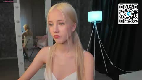 Snapshot of anellyball_ chatting on 07-19-26, 09:35 Anelly online show from 07-19-26, 09:35