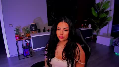 Snapshot of anemariejolie chatting on 04-21-26, 05:28 Anne online show from 04-21-26, 05:28
