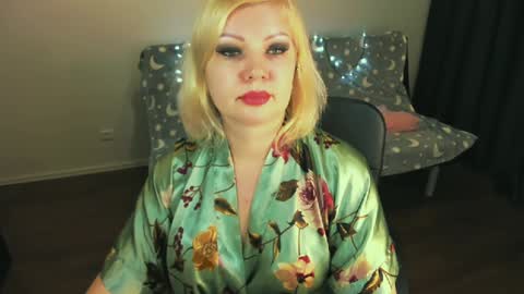 Snapshot of angelaroberti2 chatting on 01-12-25, 01:58 glow online show from 01-12-25, 01:58