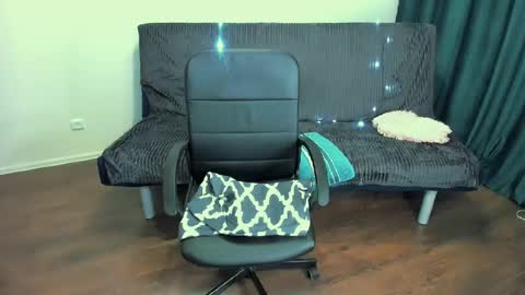 Snapshot of angelaroberti2 chatting on 02-09-25, 08:13 glow online show from 02-09-25, 08:13