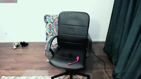 Snapshot of angelaroberti2 chatting on 12-14-25, 03:50 glow online show from 12-14-25, 03:50