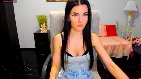 Snapshot of angelina_clark chatting on 01-21-25, 01:54 Angelina online show from 01-21-25, 01:54