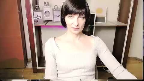Snapshot of angelinalov_ chatting on 06-15-26, 09:00 Angelina online show from 06-15-26, 09:00