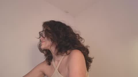 Snapshot of angelinarosss_ chatting on 04-28-26, 11:32 online show from 04-28-26, 11:32