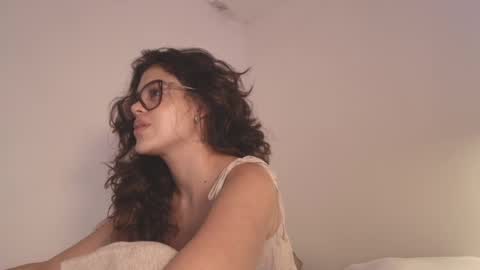 Snapshot of angelinarosss_ chatting on 05-19-26, 01:56 online show from 05-19-26, 01:56