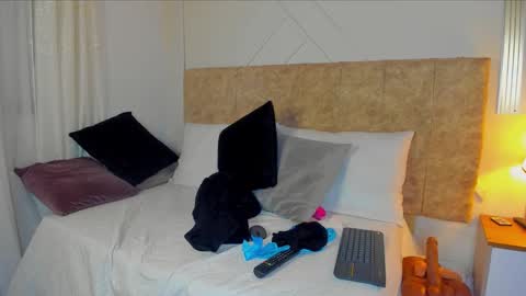 angelinarouse_ online show from 12-17-25, 06:19