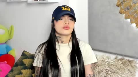 Snapshot of angeline__smith chatting on 12-17-24, 06:35 Angeline Smith online show from 12-17-24, 06:35