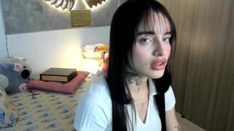 Snapshot of angeline__smith chatting on 10-26-25, 05:35 Angeline Smith online show from 10-26-25, 05:35