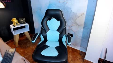 Snapshot of angeline_blake chatting on 02-23-25, 07:28 Angeline online show from 02-23-25, 07:28