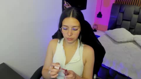 Snapshot of angeline_davies chatting on 10-10-25, 04:00 angeline_davies online show from 10-10-25, 04:00