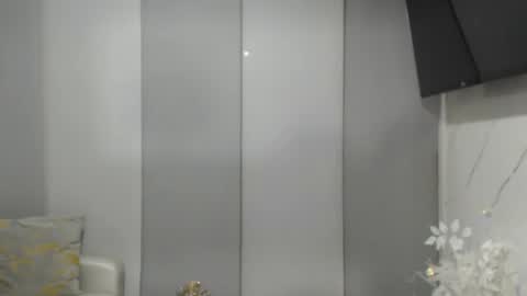 Snapshot of angelinna_12 chatting on 06-12-26, 05:39 angelinna_12 online show from 06-12-26, 05:39