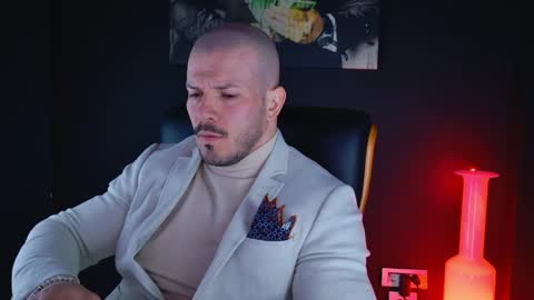 Snapshot of angeloeric chatting on 12-11-24, 10:25 BlackWolf online show from 12-11-24, 10:25