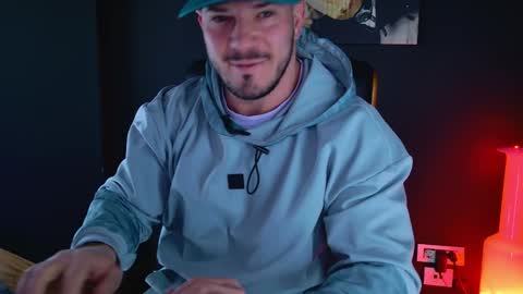 Snapshot of angeloeric chatting on 01-06-25, 09:52 BlackWolf online show from 01-06-25, 09:52