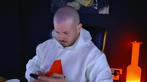 Snapshot of angeloeric chatting on 01-12-25, 01:05 BlackWolf online show from 01-12-25, 01:05