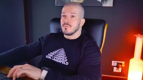 Snapshot of angeloeric chatting on 01-21-25, 08:52 BlackWolf online show from 01-21-25, 08:52