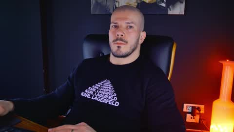 Snapshot of angeloeric chatting on 01-21-25, 12:18 BlackWolf online show from 01-21-25, 12:18